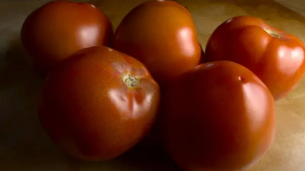 Ahşap masadaki bir grup domates yakın plan.