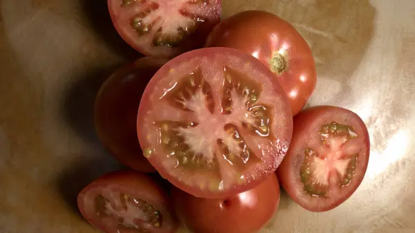 Ahşap masa manzaralı, dilimlenmiş Chonto domatesi.