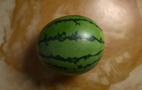 Kırsal ahşap masa manzaralı karpuz.