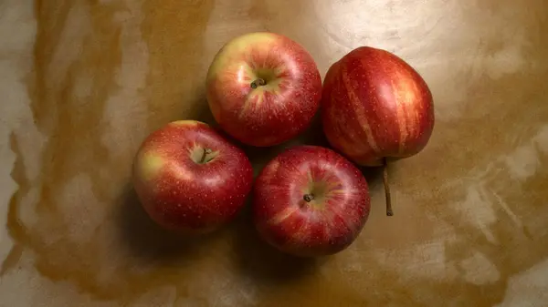 Tahta bir masada yeşil elma grubu.