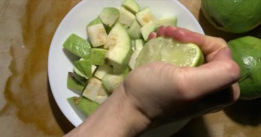 Apple guava terbiye ediliyor, üst görünüm