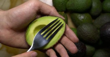 Avokado hamuru çatalla karıştırılıyor, ağır çekimde.