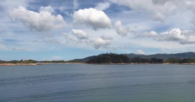 Guatape gölü geniş açı