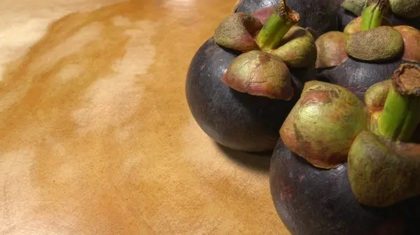 Ahşap bir masanın üzerinde bir grup Mangosenli yakın plan