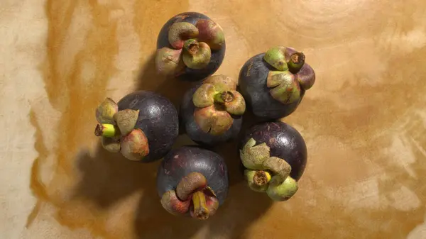 Ahşap bir masanın üzerinde bir grup Mangosenli yakın plan