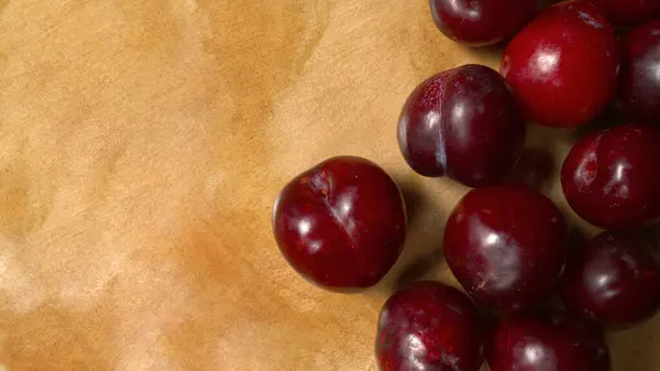 Ahşap bir masanın üzerinde bir grup Mangosenli yakın plan