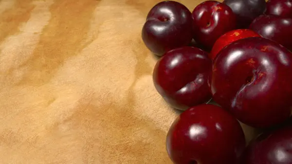 Ahşap bir masanın üzerinde bir grup Mangosenli yakın plan