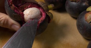 Mangosteen kesiliyor, posası çıkarılıyor, yakından çekiliyor