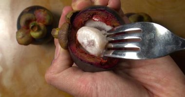 Mangosteen hamuru çatalla karıştırılıyor.