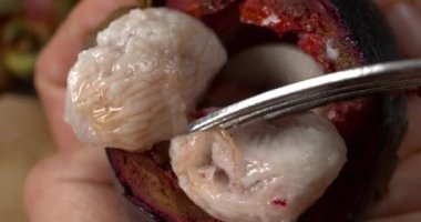Mangosteen hamuru yakından bir çatalla karıştırılıyor.