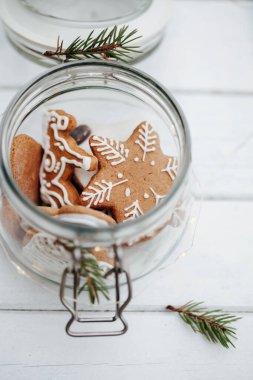 Cam bir kavanoz ve ev yapımı lezzetli bir Noel kurabiyesi.