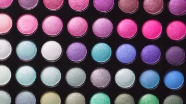 Profesyonel çok renkli göz farı seti. Renkli makyaj 4K dönen videoyu kapat