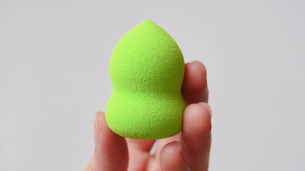 Mão Segurando Uma Esponja Maquiagem Limpa — Vídeo de Stock