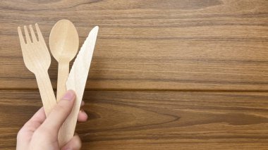 Metin uzay afişi ile ahşaptan yapılmış çevre dostu kullan-at aletler. Çevre koruma, doğayı kurtarma, ekolojiyi plastikten arındırma, sıfır atık kavramı. Plastik ile kirlilik yok..