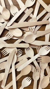 Ahşaptan yapılmış çevre dostu tek kullanımlık aletler. Çevre koruma, doğayı kurtarma, ekolojiyi plastikten arındırma, sıfır atık kavramı. Plastik ile kirlilik yok..