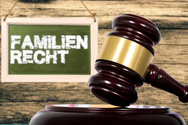 A judge gavel and shield Family Law in German