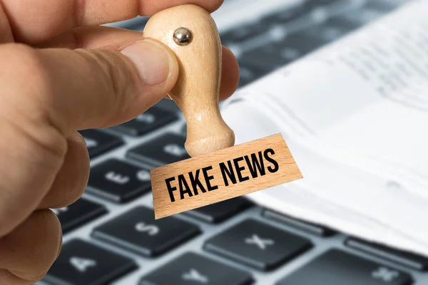 Computer Zeitung Und Briefmarke Fake News — Stockfoto