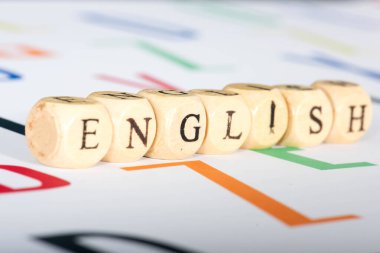 Tahta küplere yazılmış İngilizce kelime, eğitim kavramı