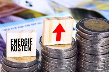 Almanca 'da enerji maliyetleri yazılı para destelerinin yakın plan çekimi