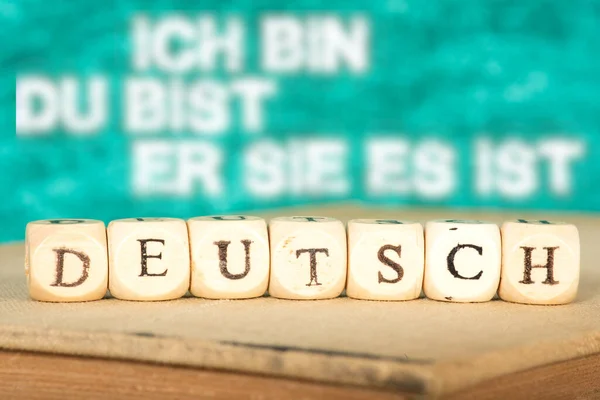 写在木制立方体上的Deutsch字 教育概念 — 图库照片