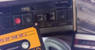 80 'lerden bir kayıt cihazı, kaset ve müzik.