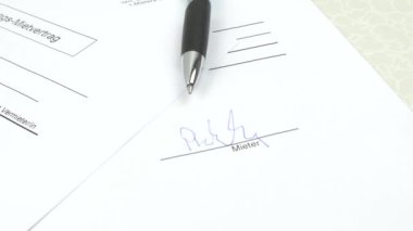 kira sözleşmesi için Almanca tercümesi olan bir belgede kiracının ev anahtarları ve imzası