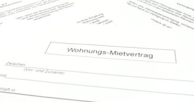 Euro banknotları, ev anahtarları ve kira sözleşmesi için Almanca çevirisi olan bir belge.