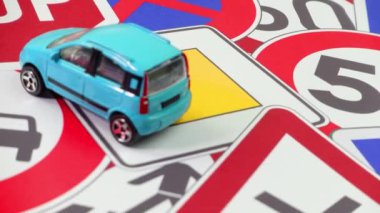 Trafik işaretlerinde mavi oyuncak araba