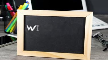 İş yerinde Wir Suchen Arbeitskrafte yazılı karatahta