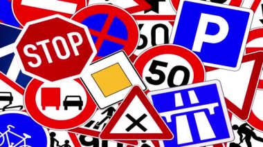 Birçok farklı trafik işaretinin arkaplanı