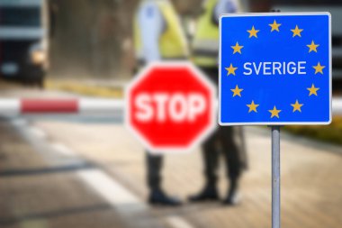 İsveç sınırında dur işareti, bariyer ve kontrol