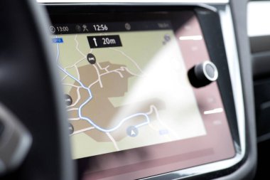 Modern bir arabanın içi ve GPS navigasyonuna bir bak.