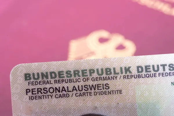 Alman pasaportu ve kimlik kartı.