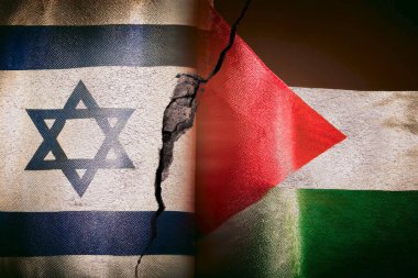 İki ülke arasındaki anlaşmazlığın sembolü olarak İsrail ve Filistin 'in yıkılmış topraklarındaki bayrakları