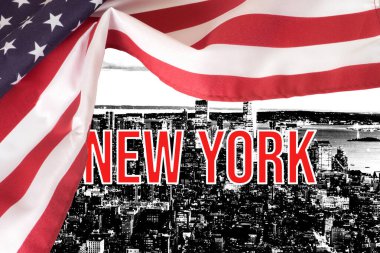 Amerika Birleşik Devletleri bayrağı ve New York şehrinin ve Dünya Ticaret Merkezi 'nin ufuk çizgileri..