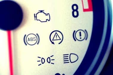 Bir arabadaki gösterge paneli ve gösterge ışıklarını kapat