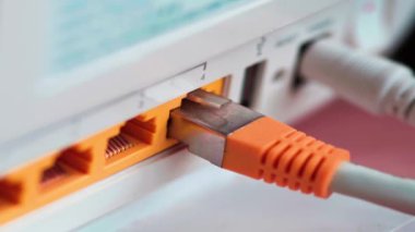 İnternet bağlantısı ve yönlendiricinin yakın plan görüntüsü