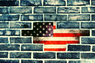 Eski bir duvarda Amerika Birleşik Devletleri bayrağı