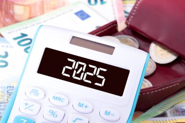 Cüzdan, euro faturaları ve madeni paralar ve hesap makinesi 2025