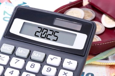 Cüzdan, euro faturaları ve madeni paralar ve hesap makinesi 2025