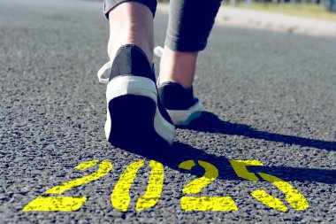 Bir kişi yeni yıla 2025 yılında başlıyor.