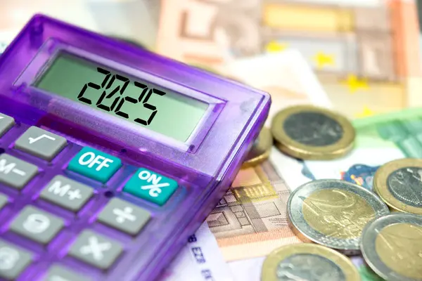 Cüzdan, euro faturaları ve madeni paralar ve hesap makinesi 2025