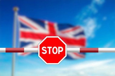 İngiliz sınırı, Büyük Britanya bayrağı ve üzerinde bariyer ve dur işareti olan bir sınır karakolu