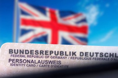 Büyük Britanya sınırında bayrak ve bir Alman kimlik kartı.