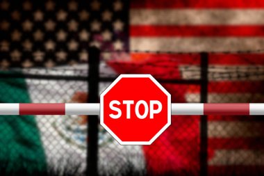 Amerika ve Meksika sınırında dur işareti olan bir çit ve bariyer.