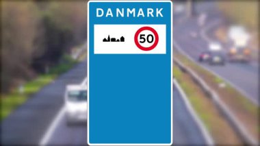 Danimarka 'da otoyol ve hız sınırı bilgisi olan bir tabela