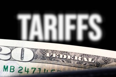 ABD ile ticaret karşılığında dolar banknotları ve tarifeleri olan bir cüzdan.