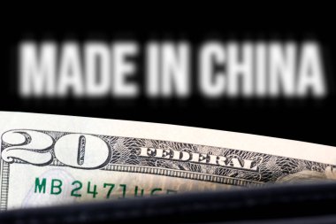 Dolar banknotlu cüzdan ve Çin malı slogan.