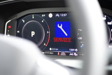 Modern bir arabanın gösterge paneli ve servis sembolü