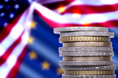 ABD ve Avrupa Birliği bayrakları ve Euro sikkeleri